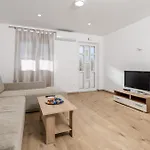 Pet Friendly In *
