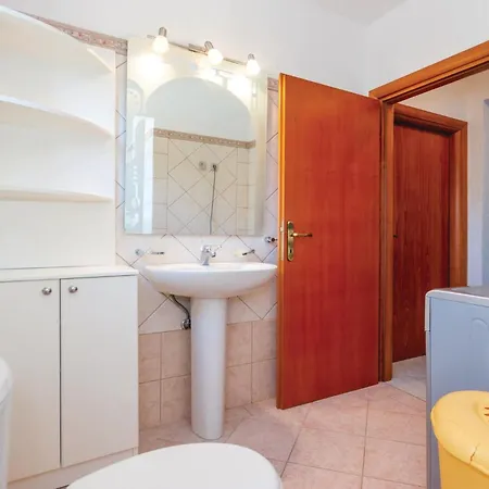 Holiday home 4 Bedroom Stunning In Viskovo *