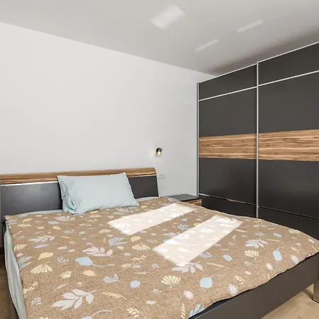 Holiday home 4 Bedroom Stunning In Viskovo Bezjaki