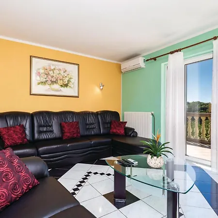 Holiday home 4 Bedroom Stunning In Viskovo *