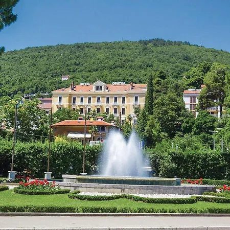 Holiday home 4 Bedroom Stunning In Viskovo *