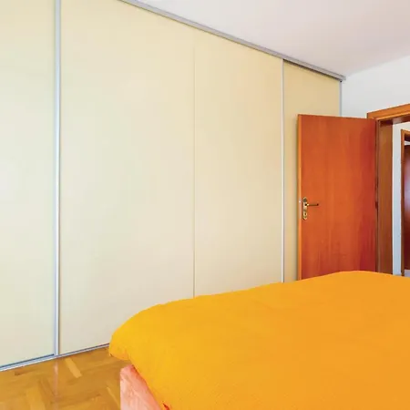 Holiday home 4 Bedroom Stunning In Viskovo *