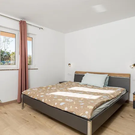 Holiday home 4 Bedroom Stunning In Viskovo *