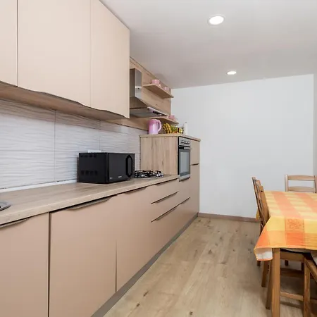 4 Bedroom Stunning In Viskovo *