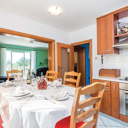 4 Bedroom Stunning In Viskovo *