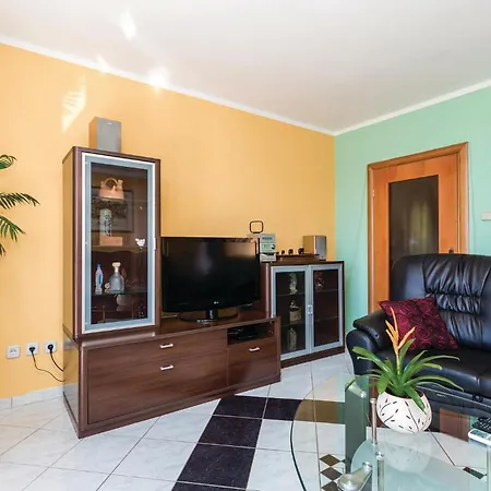 4 Bedroom Stunning In Viskovo Holiday home