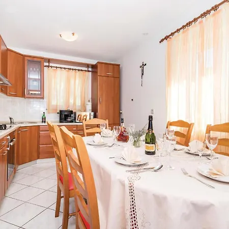 Holiday home 4 Bedroom Stunning In Viskovo