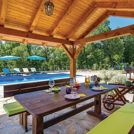 Holiday home 4 Bedroom Stunning In Viskovo Bezjaki